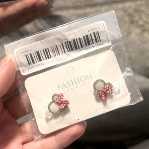 NWT Minnie Mouse Earrings